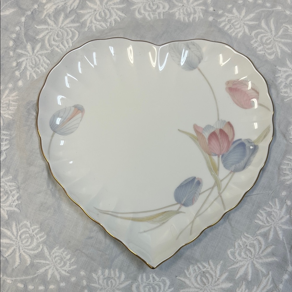 Mikasa Heart-Shaped Floral Bone China  Plate with Gold Trim Valentine Spring